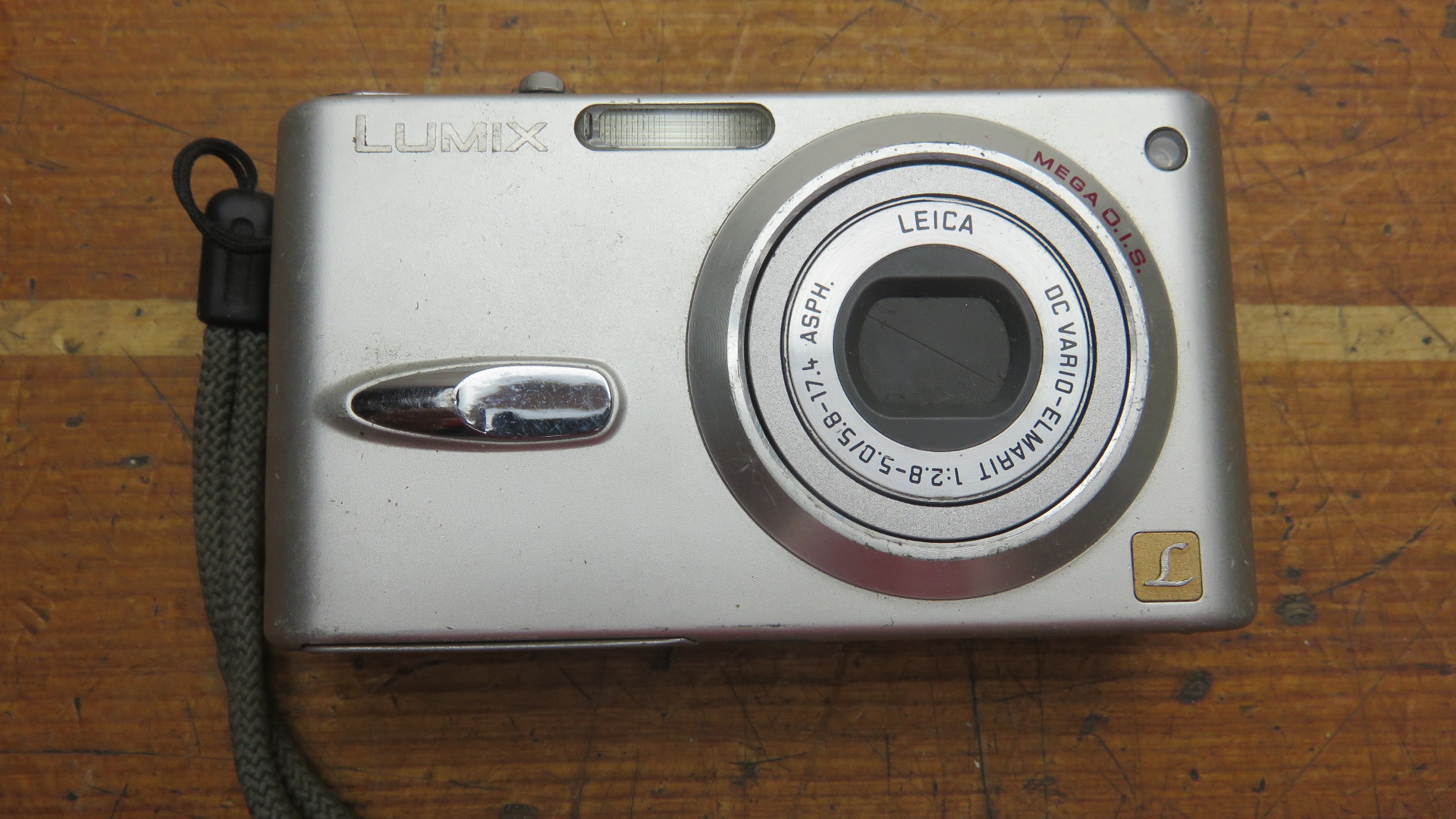 Panasonic Lumix DMCFX3 6 Megapixel 3x Zoom 2.5” LCD Screen Digital